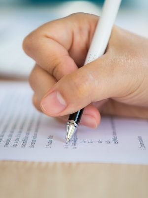 A Prefeitura de Silves, localizada no Estado do Amazonas, abriu inscrições para três processos seletivos com o objetivo de contratar e formar cadastro reserva para profissionais de nível médio, técnico e superior. As oportunidades são distribuídas entre os editais conforme segue: Edital nº 02/2025 oferece vagas para Agente Comunitário de Saúde (2 vagas), Auxiliar de Consultório Dentário da Estratégia de Saúde da Família (1 vaga), Cirurgião-Dentista da Estratégia da Saúde da Família (2 vagas), Enfermeiro da Estratégia de Saúde da Família (2 vagas), Fonoaudiólogo (1 vaga), Técnico de Enfermagem (3 vagas) e Técnico de Enfermagem da Estratégia de Saúde da Família (7 vagas). O Edital nº 03/2025 disponibiliza vagas para Técnico Agropecuário (3 vagas),. A Vitalícia do Qconcursos voltou! Mude agora o seu futuro e nunca mais invista em outro preparatório. Enquanto o Edital nº 04/2025 inclui vagas para Assistente Social (1 vaga), Psicólogo (1 vaga), Instrutor de Educação Física Convivência do Idoso (1 vaga), Cadastrador Social (1 vaga) e Assistente Social Convivência do Idoso (1 vaga). A carga horária para os cargos varia de 30 a 40 horas semanais, com salários que vão de R$ 1.518 a R$ 6.050. VEJA O EDITAL Nº02/2025 VEJA O EDITAL Nº03/2024 VEJA O EDITAL Nº04/2025 Saiba como se candidatar Interessados podem se inscrever entre 28 de março e 6 de abril, até às 23h59, através do site da banca organizadora. As taxas de inscrição variam de R$ 40 a R$ 60. O processo de seleção será realizado por meio de prova objetiva, abrangendo questões de língua portuguesa e conhecimentos específicos. Os processos seletivos têm validade de até 12 meses, e os contratos serão extintos após a conclusão do concurso público relacionado ao Termo de Ajuste de Gestão (TAG) entre o município de Silves e o Tribunal de Contas do Estado do Amazonas (TCE-AM).