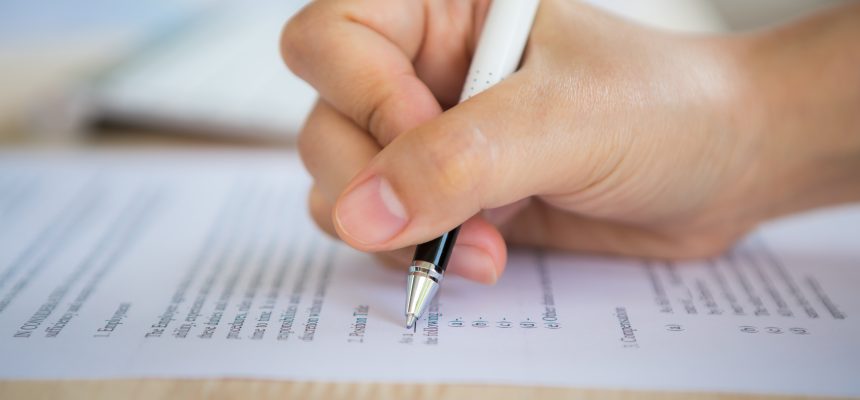 A Prefeitura de Silves, localizada no Estado do Amazonas, abriu inscrições para três processos seletivos com o objetivo de contratar e formar cadastro reserva para profissionais de nível médio, técnico e superior. As oportunidades são distribuídas entre os editais conforme segue: Edital nº 02/2025 oferece vagas para Agente Comunitário de Saúde (2 vagas), Auxiliar de Consultório Dentário da Estratégia de Saúde da Família (1 vaga), Cirurgião-Dentista da Estratégia da Saúde da Família (2 vagas), Enfermeiro da Estratégia de Saúde da Família (2 vagas), Fonoaudiólogo (1 vaga), Técnico de Enfermagem (3 vagas) e Técnico de Enfermagem da Estratégia de Saúde da Família (7 vagas). O Edital nº 03/2025 disponibiliza vagas para Técnico Agropecuário (3 vagas),. A Vitalícia do Qconcursos voltou! Mude agora o seu futuro e nunca mais invista em outro preparatório. Enquanto o Edital nº 04/2025 inclui vagas para Assistente Social (1 vaga), Psicólogo (1 vaga), Instrutor de Educação Física Convivência do Idoso (1 vaga), Cadastrador Social (1 vaga) e Assistente Social Convivência do Idoso (1 vaga). A carga horária para os cargos varia de 30 a 40 horas semanais, com salários que vão de R$ 1.518 a R$ 6.050. VEJA O EDITAL Nº02/2025 VEJA O EDITAL Nº03/2024 VEJA O EDITAL Nº04/2025 Saiba como se candidatar Interessados podem se inscrever entre 28 de março e 6 de abril, até às 23h59, através do site da banca organizadora. As taxas de inscrição variam de R$ 40 a R$ 60. O processo de seleção será realizado por meio de prova objetiva, abrangendo questões de língua portuguesa e conhecimentos específicos. Os processos seletivos têm validade de até 12 meses, e os contratos serão extintos após a conclusão do concurso público relacionado ao Termo de Ajuste de Gestão (TAG) entre o município de Silves e o Tribunal de Contas do Estado do Amazonas (TCE-AM).