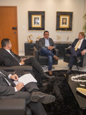 Com o objetivo de projetar iniciativas visando à otimização do atendimento do Poder Judiciário, assim como dos serviços extrajudiciais da comarca, o corregedor-geral de Justiça do Amazonas, desembargador José Hamilton Saraiva dos Santos reuniu-se nesta quinta-feira (26/06) com o prefeito do município de Silves, Raimundo Paulino de Oliveira Grana.