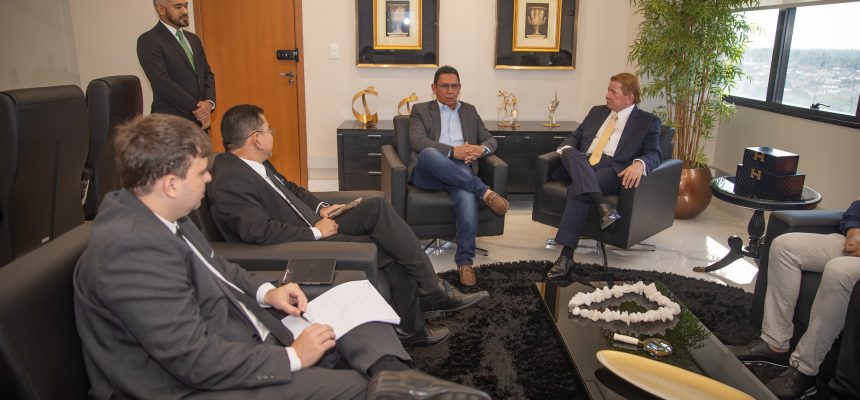Com o objetivo de projetar iniciativas visando à otimização do atendimento do Poder Judiciário, assim como dos serviços extrajudiciais da comarca, o corregedor-geral de Justiça do Amazonas, desembargador José Hamilton Saraiva dos Santos reuniu-se nesta quinta-feira (26/06) com o prefeito do município de Silves, Raimundo Paulino de Oliveira Grana.