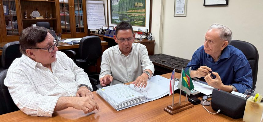 A Companhia de Desenvolvimento do Estado do Amazonas (Ciama) entregou ao município de Silves (a 204 quilômetros de Manaus) o projeto arquitetônico do Mirante do Cristo, na manhã desta terça-feira (1°). A obra do mirante representa mais um passo na valorização do turismo e fortalecimento da infraestrutura das cidades do interior amazonense.