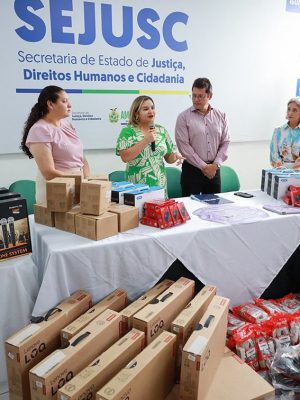 Na abertura do Agosto Lilás, mês de conscientização e combate à violência contra a mulher, a Unidade Gestora de Projetos Especiais (UGPE) entregou mais de 130 equipamentos eletrônicos e materiais de apoio à causa no estado para a Secretaria de Justiça, Direitos Humanos e Cidadania (Sejusc).